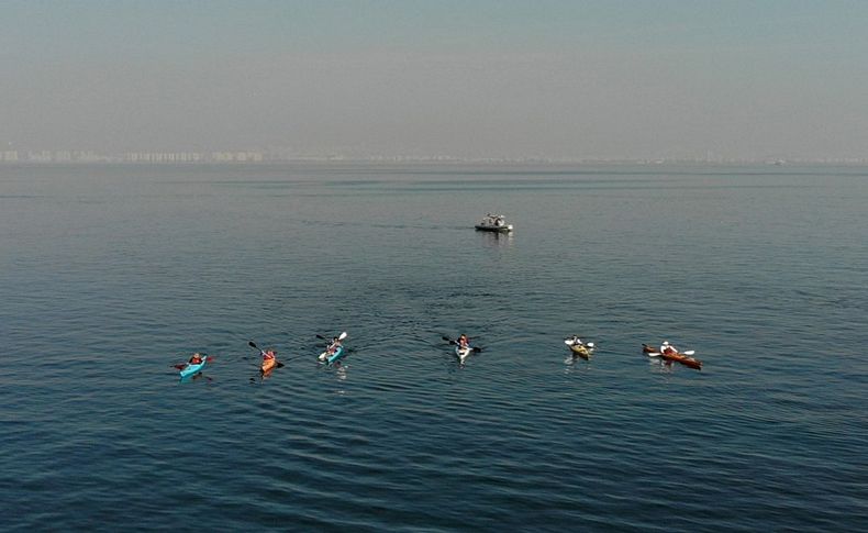 Görme engelli iki genç kanoyla İzmir Körfezi'ni geçti