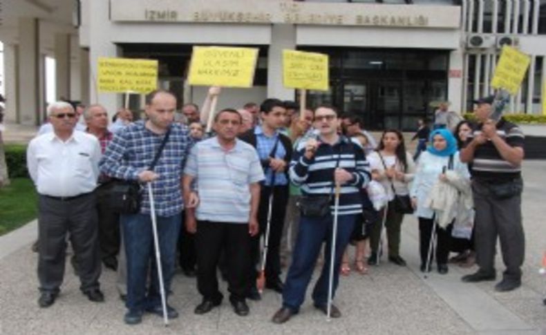İzmir'de görme engellilerden metro tepkisi