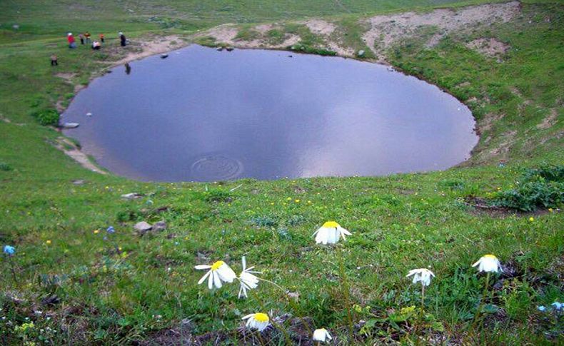 12 bin yıllık Dipsiz Göl 'valilik izinli' define kazısı ile kurutuldu