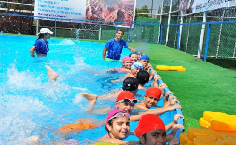 Balçovalı çocuklar yüzme öğreniyor