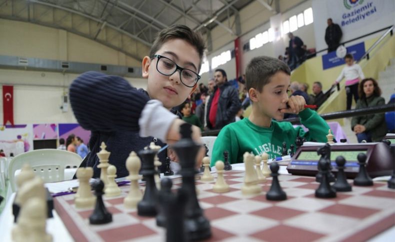 Haydi, çocuklar satranç turnuvasına