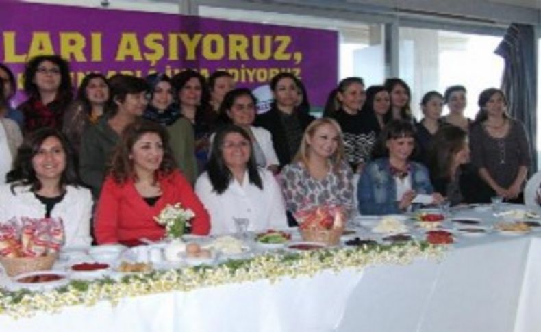 HDP'nin sloganı: 'Kadının sesi HDP'nin rengi'