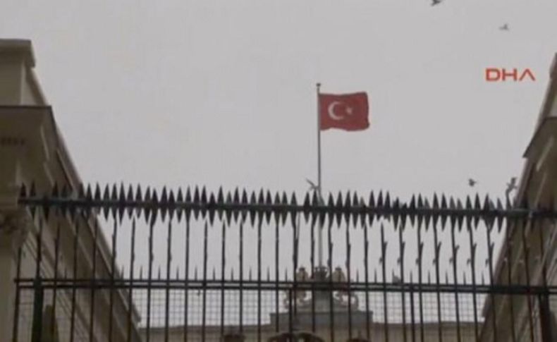 Başkonsolosluğa Türk bayrağı asıldı!
