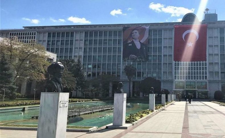 İBB’ye ‘Atatürk’ posterleri asıldı