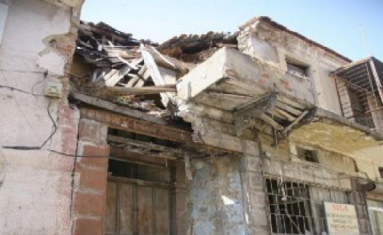 İzmir'de tarihi evler çöküyor