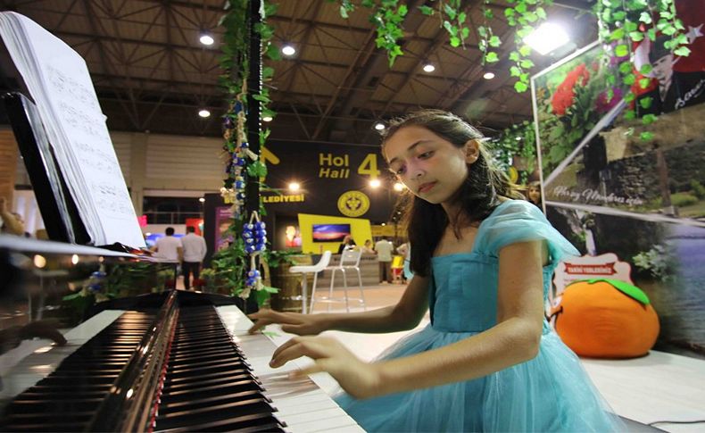İEF Menderes standında piyano resitali