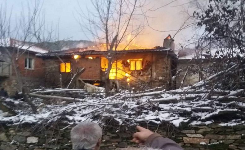 İki katlı ev yandı, 30 küçükbaş hayvan son anda kurtarıldı