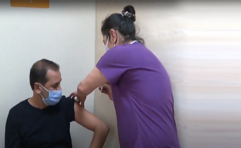 İzmir'de ilk aşılar sağlık çalışanlarına yapıldı