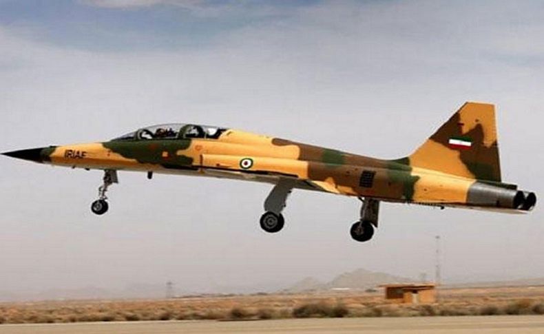 İran savaş uçağını tanıttı! Türkiye'ye mesaj yolladı...