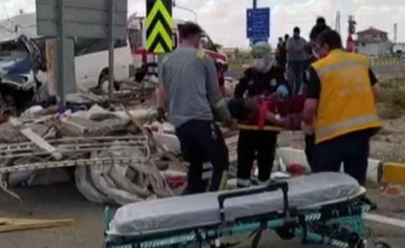 İşçi minibüsü TIR'la çarpıştı: 6 ölü