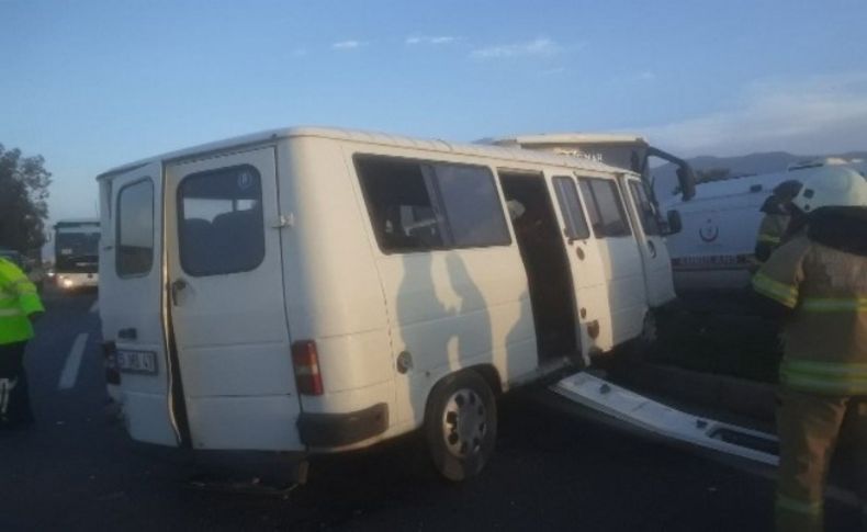 İşçi servis otobüsü ile yolcu minibüsü çarpıştı: 4 yaralı