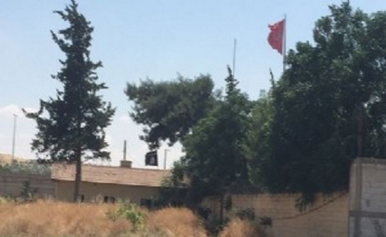 Sıfır noktasında Türk ve IŞİD bayrakları yan yana