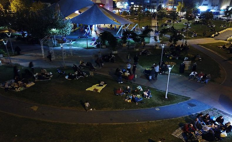 İstanbulluların park ve bahçelerde bekleyişi sürüyor