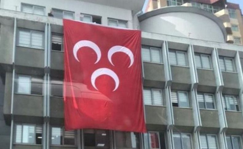 İYİ Partili belediye MHP bayrağı astı
