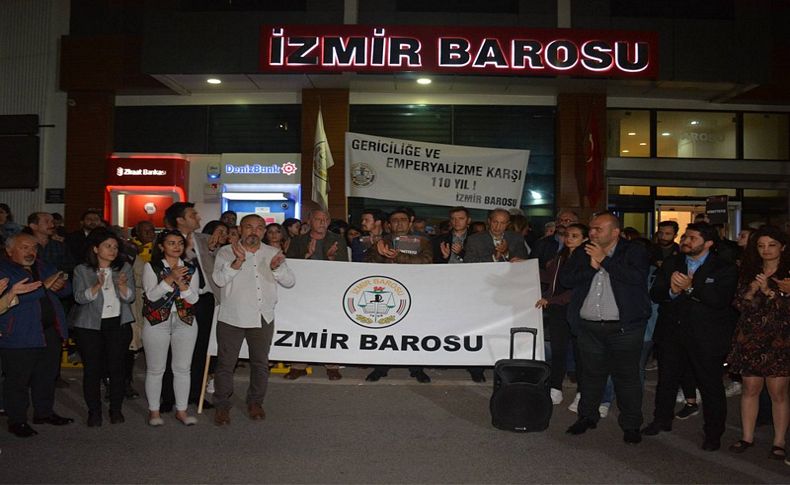 İzmir Barosu 'Demokrasi Nöbeti'nde