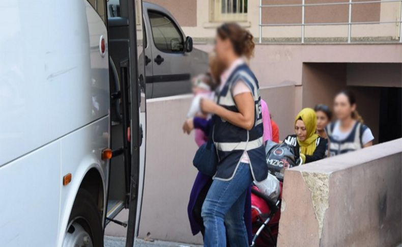 İzmir'de 12 adliye çalışanı tutuklandı