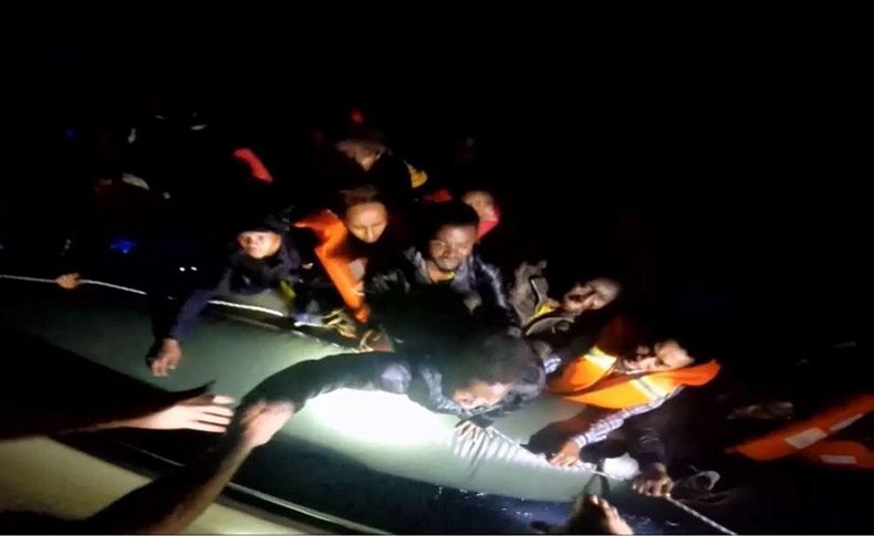 İzmir'de 15 göçmen son anda kurtarıldı