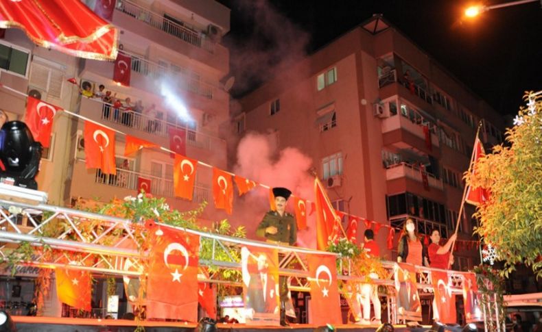 İzmir'de 19 Mayıs coşkusu balkonlara taşındı