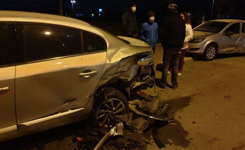 İzmir'de 4 otomobile çarpan cipin sürücüsü kaçtı