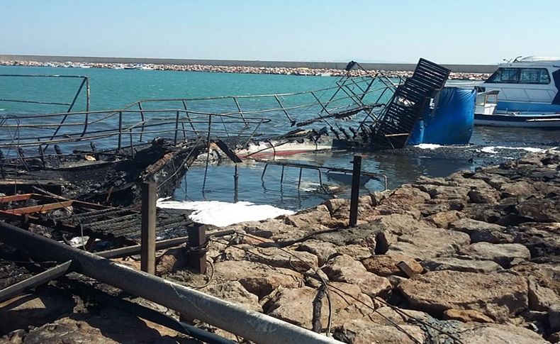 İzmir'de 4 tekne yandı