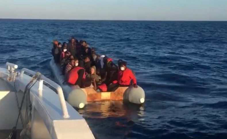 Motoru sökülen botla Türk karasularına geri itilen sığınmacılar kurtarıldı