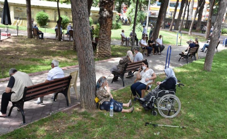İzmir'de 65 yaş ve üzeri vatandaşlar deniz havası aldı