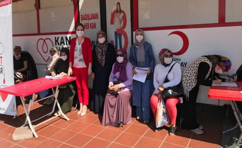 İzmir'de AK Partili kadınlardan kan bağışı kampanyası