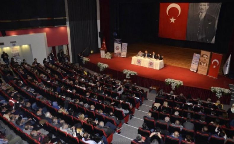 İzmir'de AK Partili vekillerden panel mesaisi