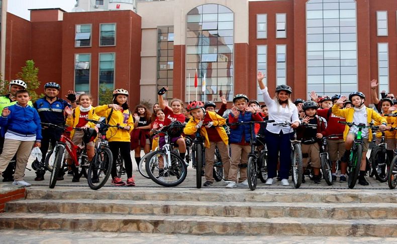 İzmir'de anlamlı etkinlik okula bisikletle gittiler