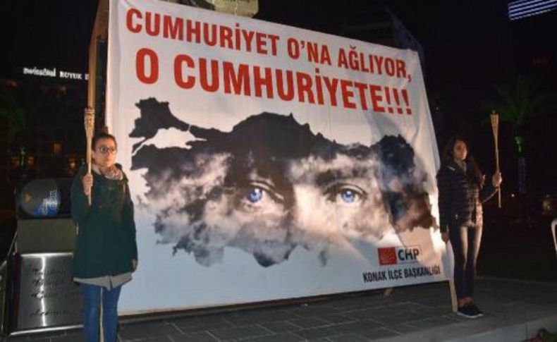 İzmir'de Ata'ya saygı nöbeti