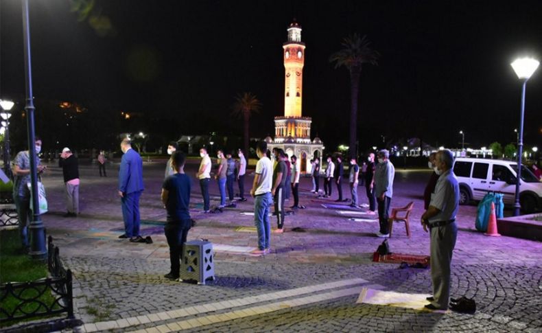 İzmir'de, Ayasofya için 30 ilçede şükür namazı kılındı