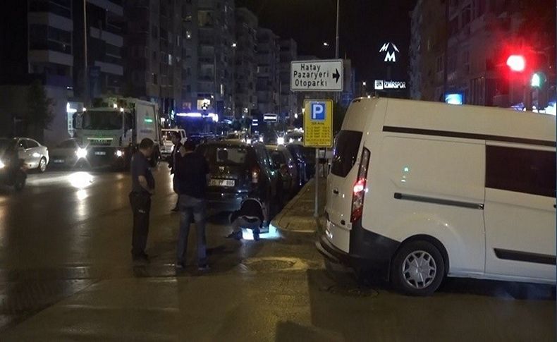İzmir'de otomobile ateş açıldı: Baba-oğul yaralı
