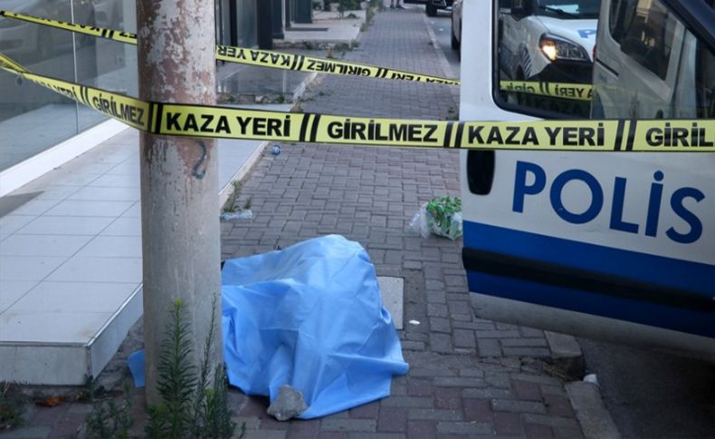 İzmir'de başını kaldırıma çarpan kişi öldü