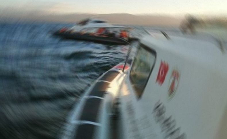 İzmir'de batan teknedeki göçmenler son anda kurtarıldı