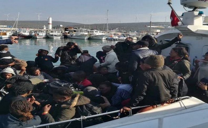İzmir'de batan teknedeki düzensiz göçmenler kurtarıldı