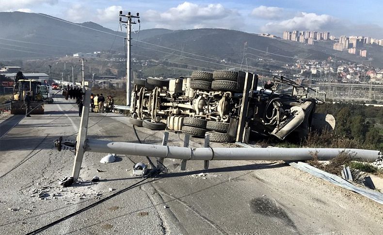 İzmir'de beton mikseri devrildi: 1 yaralı