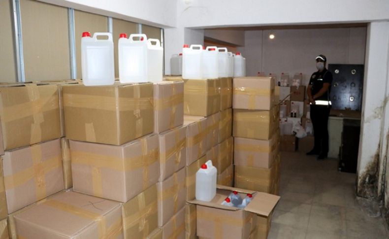 İzmir'de bir depoda yaklaşık 5 ton etil alkol ele geçirildi
