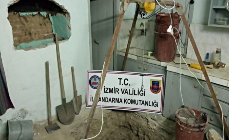 İzmir'de bir evin mutfağında kaçak kazı yapan 6 kişi gözaltına alındı