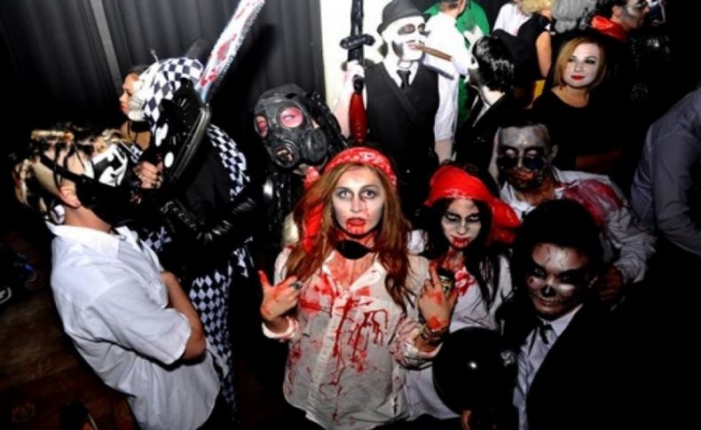 İzmir'de 'Cadılar Bayramı' kutlaması