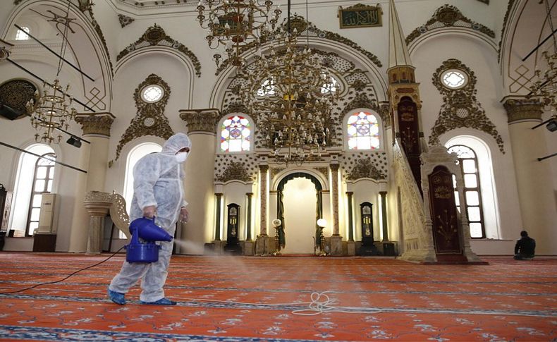İzmir'de camiler, cuma namazı öncesi dezenfekte edildi