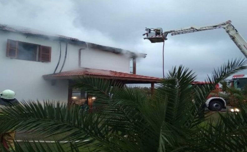 İzmir'de çatı yangını korkuttu