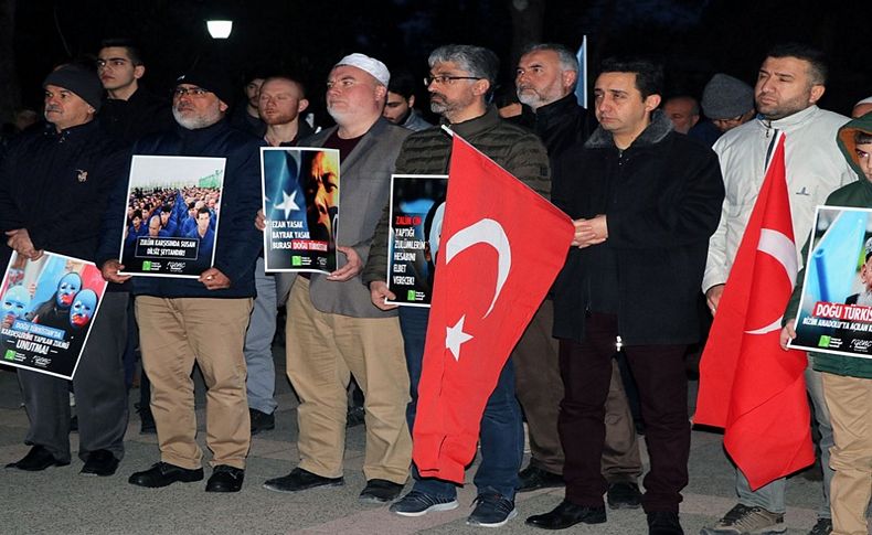 İzmir'de Çin'e Doğu Türkistan protestosu