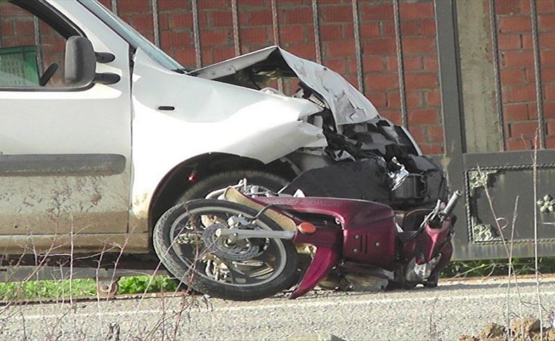 İzmir'de hafif ticari aracın çarptığı motosikletli öldü