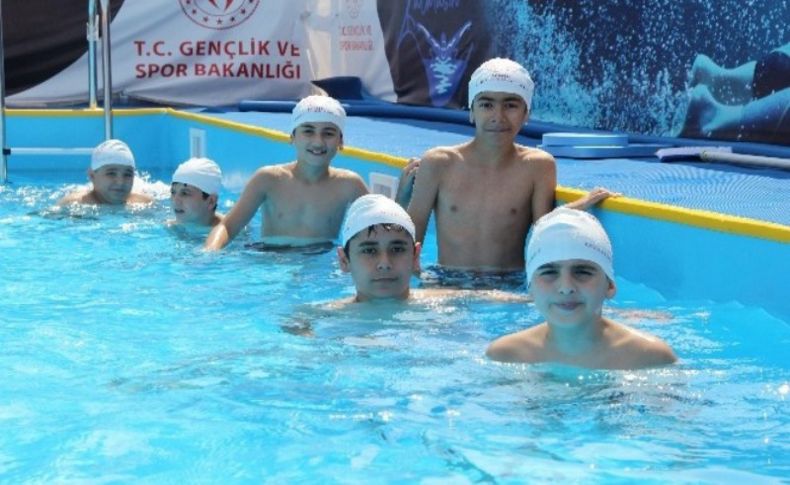 İzmir'de çocuklar için 3 ilçede 5 okula portatif havuz kuruldu