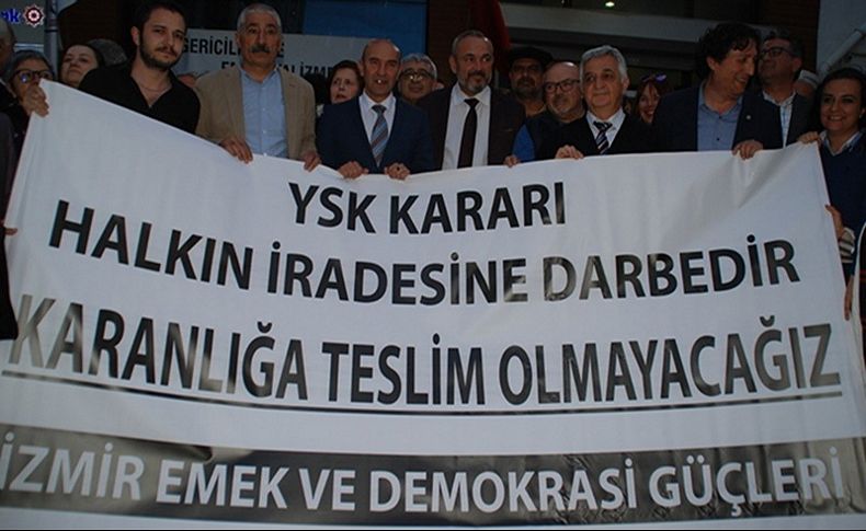 İzmir'de ‘Demokrasi Nöbeti’ büyüyor