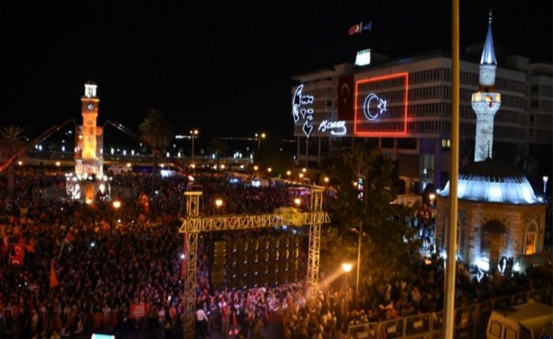 İzmir'de demokrasi nöbetinin altıncı günü