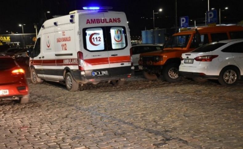 İzmir'de denize düşen kadını polis kurtardı