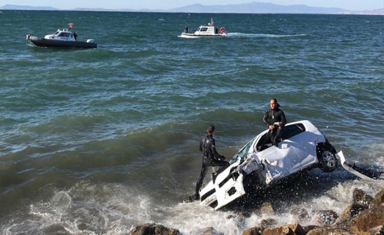 İzmir'de denize düşen otomobilde bulunan 3 kişi yaralandı