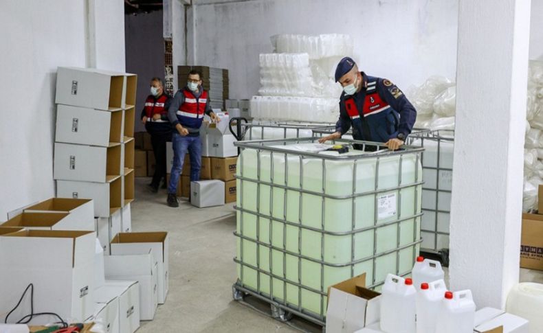 İzmir'de depoda 7 bin 803 litre etil alkol ele geçirildi