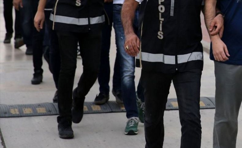 İzmir'de depremzedelere dağıtılan yardım malzemelerini çalan 2 kişi tutuklandı